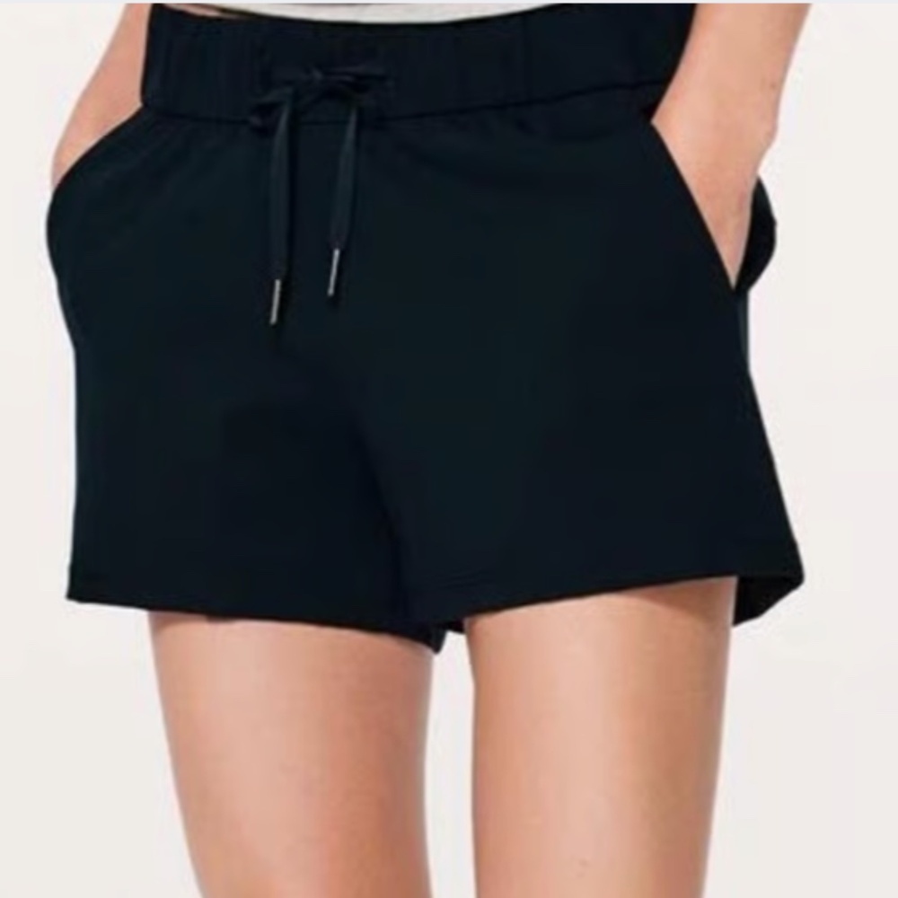 LULULEMON BLACK ELASTIC DRAWSTRING WAIST STRETCH POCKETS SHORTS